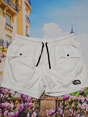 North Face White Gardenia Shorts Size XL NWT